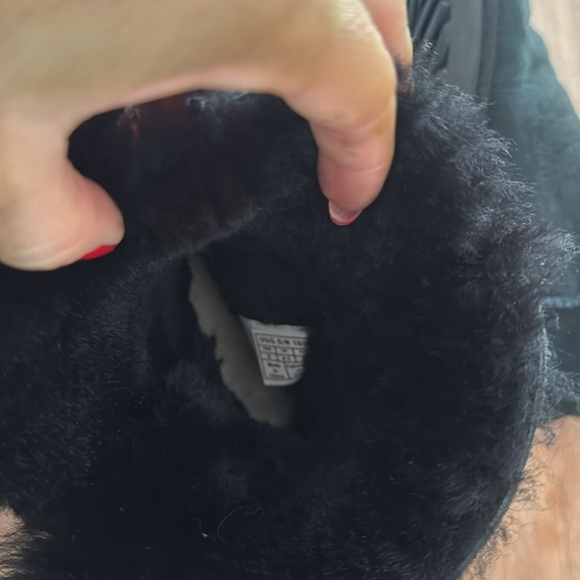 UGG | Bailey Button II | Black | size 6 - Picture 7 of 9